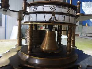 Reloj de Mesa Mecánico de Estilo Retro SM, Color Bronce Antiguo, con Base de Cajón y Mecanismo de Bola Voladora - Product Image 3