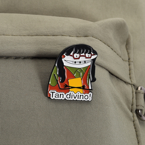 Spilla Smaltata del Personaggio della <span class=keywords><strong>Serie</strong></span> <span class=keywords><strong>TV</strong></span> Commedia Americana Tan Divino, Distintivo 'Ugly Girl' per Borsa, Gioielli all'Ingrosso - Product Image 3