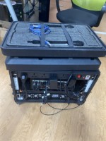 Rack standard de 19 pouces, capacité de 6 amplificateurs, profondeur de 39 cm, peut être équipé de tiroirs, avec roulettes et barre de traction