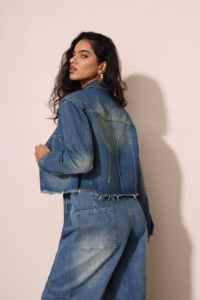 Gilet in denim leggero senza maniche, perfetto per combinazioni versatili - Product Image 2