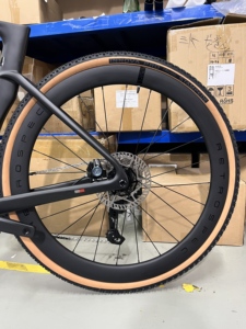 Bicicleta <span class=keywords><strong>de</strong></span> Carretera GRAVEL-V3 <span class=keywords><strong>de</strong></span> 24 Velocidades con Frenos <span class=keywords><strong>de</strong></span> Disco <span class=keywords><strong>de</strong></span> Fibra <span class=keywords><strong>de</strong></span> Carbono, Cambio Inalámbrico y Cableado Interno para Ciclismo Todoterreno - Product Image 3