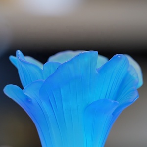 Vaso in Vetro Smerigliato <span class=keywords><strong>Blu</strong></span> con Bordo a Petalo, Corpo Scanalato, Alto e Scultoreo, Centrotavola Decorativo per Soggiorno - Product Image 4