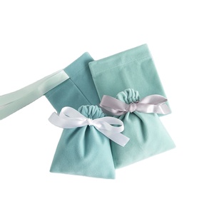 Pochette de voyage en velours épais vert clair de luxe 9x12cm, sac à cosmétiques léger avec cordon de serrage, sac cadeau - Product Image 1