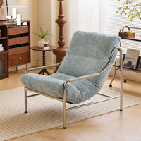 Fauteuil de salon confortable en tissu avec structure métallique, style moderne, pour chambre d'hôtel, villa ou salon.