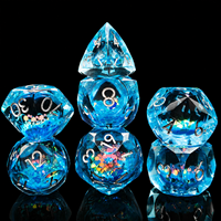 Ensemble de 7 dés de D&D en résine facettée, faits à la main, écologiques, bleu radiant, à cœur liquide scintillant, à bords vifs, polyédriques, pour jeux de table