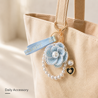 Porte-clés en tissu camélia avec perles, ruban et garniture en perles, anneau en acrylique, pendentif de sac, breloque de voiture, luxe léger, motif floral