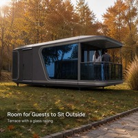 Cabane de jardin préfabriquée avec fenêtres panoramiques courbes et terrasse pour utilisation comme studio à domicile