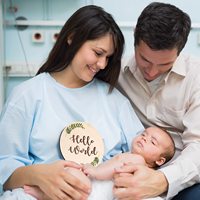 Panneau d'annonce de naissance « Hello World » en bois sculpté avec message pour bébé nouveau-né