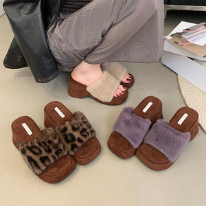 2025 Otoño Invierno nuevo fondo grueso peludo ropa de abrigo zapatillas Cabeza Cuadrada <span class=keywords><strong>Retro</strong></span> leopardo patrón cuña tacón zapatillas para mujer - Product Image 2