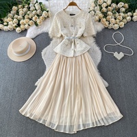 Ensemble de vêtements pour femmes WIWT, élégant haut en dentelle rose à manches courtes et jupe longue plissée, 2 pièces avec ceinture, pour tous les jours et les soirées