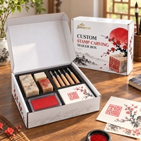Boîte d'expédition personnalisée recyclable en carton ondulé brillant avec fermeture magnétique dorée et doublure en mousse