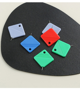 Enfile-Aiguille Rapide Multicolore pour Aiguille à Piquer, Outil d'Enfilage en Plastique Carré pour Bricolage à la Maison - Product Image 6