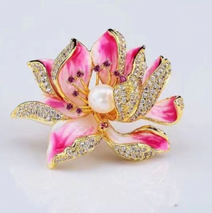 Broche de flor rosa con diamantes de imitación de estilo chino, broche de diseñador de flor de loto con perlas para mujer - Product Image 1