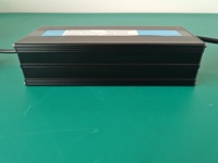 Chargeur de batterie de voiture électrique 450W AC 100-240V 12-16.8V20A Lithium LiFePO4/Plomb-acide avec câble rétractable pour ordinateur portable et appareil photo
