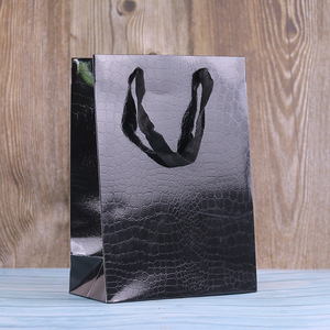 <span class=keywords><strong>Sac</strong></span> en <span class=keywords><strong>papier</strong></span> de luxe noir avec effet de texture gaufrée et débossée, pelliculage <span class=keywords><strong>brillant</strong></span>, impression à chaud ou sérigraphie du logo - Product Image 4