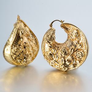 Pendientes de Aro de Latón Vintage Clásicos de Moda con Flores Chapadas en Oro de 18K para Mujer - Product Image 4