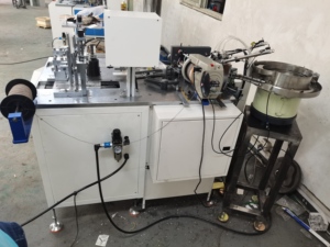 Machine automatique <span class=keywords><strong>à</strong></span> nouer les nœuds de cordon en nylon pour étiquettes volantes Machine <span class=keywords><strong>à</strong></span> enfiler les étiquettes volantes - Product Image 3