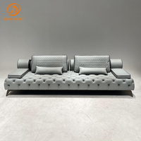 Canapé en cuir véritable de luxe de designer italien, unique, confortable et rembourré pour les salons de maisons et de villas