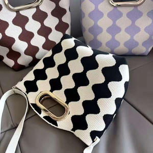 Sacs à cosmétiques portables élégants et tendance, petits et pratiques, avec motif ondulé noir et blanc, option personnalisée - Product Image 5