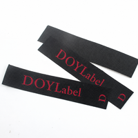 Étiquettes de taille de vêtements en satin noir avec logo de marque imprimé sur mesure avec bordure tissée