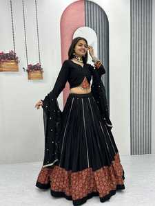 Lehenga Choli de Algodón Negro Puro Especial para Navratri con Gran Vuelo, Estampado Ajarakh y Detalles de Cinta para Fiesta, Largo hasta el Suelo para Mujer - Product Image 2