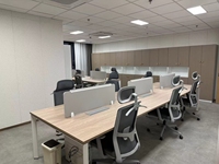 Poste de travail minimaliste pour personnel, table de bureau linéaire avec écran de confidentialité latéral, mobilier de bureau pour espace ouvert