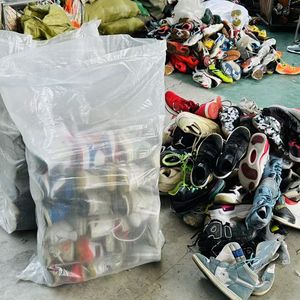 <span class=keywords><strong>Scarpe</strong></span> <span class=keywords><strong>Sportive</strong></span> Usate di Seconda Mano, Stock Originale di Sneaker e <span class=keywords><strong>Scarpe</strong></span> da Ginnastica per <span class=keywords><strong>Uomo</strong></span> - Product Image 3