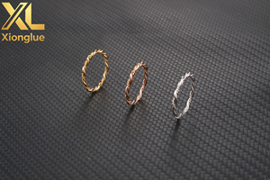 Anillo de Acero Inoxidable Moderno y Versátil, Anillo de Pareja de Lujo Ligero de Alta Gama con Doble Línea Entrelazada en Forma de Cuerda Trenzada - Product Image 4