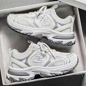 Zapatos Casuales de Diseño para Hombre 2025, Nuevos Tenis Deportivos Transpirables de Malla, Versátiles, con Suela Gruesa, que Aumentan la Altura, a la Moda, Color Beige - Product Image 1