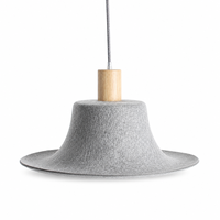 Lampes suspendues en feutre qui absorbent l'écho de la pièce et atténuent le bruit, pour une ambiance plus calme et plus silencieuse dans les salles à manger, les bureaux et les halls.
