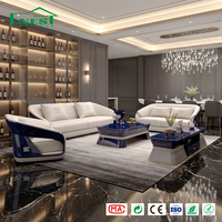 Personnalisation clé en main de l'ameublement de toute la maison : Canapé texturé en marbre bleu roi avec fauteuil à emblème EB pour projet de villa haut de gamme