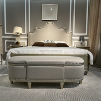 Cadre de lit double en bois massif de chêne sculpté, style moderne rétro, style américain, avec revêtement en tissu doux et design en tissu.
