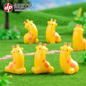 Figura de jirafa de dibujos animados en miniatura, adorno de resina con forma de animal para escritorio, coche, decoración interior y exterior - Product Image 2