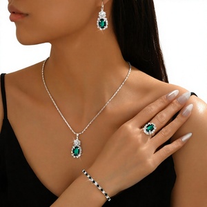 Conjunto de Joyería XOXO de Aleación Chapada en Oro con Cristales Verdes y Diamantes de Imitación, 4 Piezas: Collar, Pulsera, Anillo y Aretes para Mujer, Ideal para Bodas y Fiestas - Product Image 4