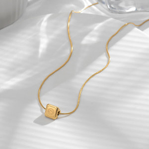 จี้สร้อยคอรูปสามเหลี่ยมกลับด้านลายยิ้ม ชุบทอง 18k ทำจากสแตนเลสสตีล 316L กันน้ำ สำหรับผู้หญิง - Product Image 1