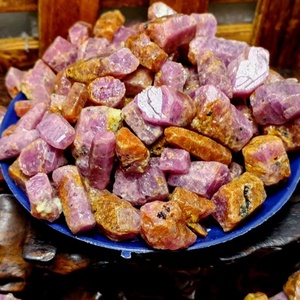 Tinh thể bán buôn Chất lượng cao <span class=keywords><strong>Ruby</strong></span> đá đỏ Corundum gốc đá chip đá đối với đồ trang sức - Product Image 1