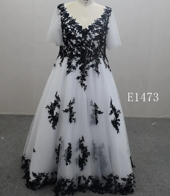 Robe de mariée à bretelles noires et blanches à manches courtes