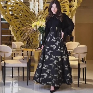 Nuovo Abito Lungo da Sera <span class=keywords><strong>Blu</strong></span> Elegante con Motivo a Farfalla Jacquard Dorato, Stile Francese Chic, con Maniche a Lanterna Plissettate - Collezione Primavera 2026 (Vendita all'Ingrosso) - Product Image 4