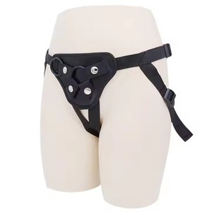 ホットセール中！サイズ調整可能なストラップオンパンツ PUレザー ファーベルト ディルドホルダー ハーネスパンティー レズビアン ゲイセックス 大人用 ボンデージギア - Product Image 1