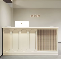Comptoir de réception personnalisé de style vintage avec façade en rotin et bois pour boutique de vêtements, salon de beauté