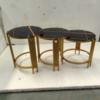 Ensemble de trois tables basses avec motif marbré, design nordique, structure en métal, grandes et petites tables à thé, espace de rangement, démontables