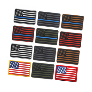 Distintivi <span class=keywords><strong>in</strong></span> gomma PVC con bandiera a stella e striscia USA con chiusura a gancio e ad anello sul retro - Product Image 1