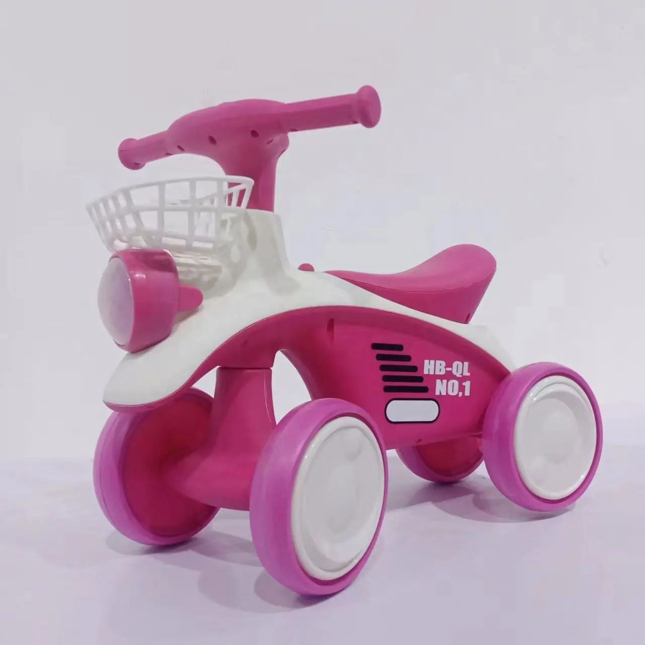 Nouveau design de haute qualité Trike en plastique à 4 roues pour voiture d'équilibre Balade facile sur des tricycles pour bébés avec musique et lumière/Scooter pour enfants