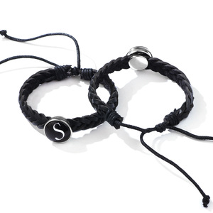 Pulsera de cuero trenzado negro con inicial, unisex, ideal para regalo. - Product Image 4