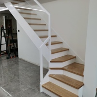 Escalier flottant moderne de haute qualité en forme de L pour intérieur, avec garde-corps en verre trempé, bois massif et fer forgé