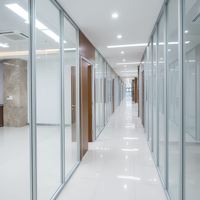 Cloison modulaire de 84 mm avec structure en acier, mur en verre simple en aluminium plat durable pour bibliothèque, immeuble de bureaux, salle de sport et centre commercial