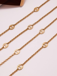 Collier de luxe léger Super Flash Pig Nose Niche Chaîne de chandail empilable pour femmes tempérament à la mode - Product Image 3
