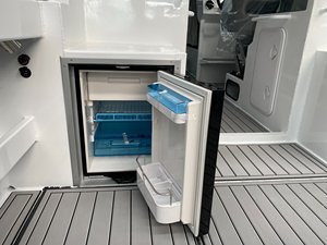 Catamarán de Pesca de Aluminio de 7.9m (26 pies) de Alta Velocidad, Nuevo, Familiar, Tipo Yate con Cabina - Product Image 5