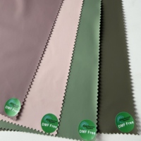 Tissu en cuir PU aqueux mauve pâle 0,5 mm léger élégant chic pour robe jupe manteau 140 cm sans PFAS