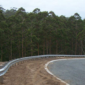 Barriera di sicurezza della carreggiata con trave in acciaio con barriera anti-incidente in acciaio zincato a caldo Guardrail autostradale con dimensioni e colori personalizzati dalla fabbrica - Product Image 6